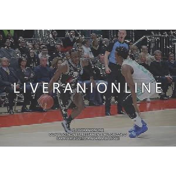 Basket EuroCup 2019/2020 Bologna, Italia 15/01/2020 Segafredo Virtus Bologna vs Darussafaka Tekfen Istanbul Nella foto: David Reginald Cournooh (Virtus Segafredo Bologna) (sin.) contrastato da Doron Lamb (Darussafaka Tekfen Istanbul) ©LM/ Michele Nucci / AGENZIA ALDO LIVERANI SAS
