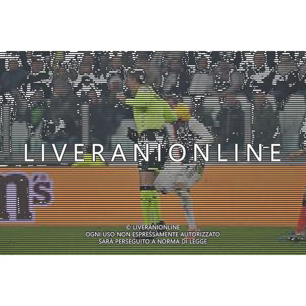 Torino 15.01.2020 Stadio Allianz Stadium ©Alessandro Falzone/Agenzia Aldo Liverani 15.01.2020 Ottavi di Coppa Italia Juventus vs Udinese 2019-20120 Nella foto : l\'arbitro Gianluca Aureliano intercetta un passaggio di Higuain e subito dopo ferma il gioco per concedere la palla ai bianconeri © / AGENZIA ALDO LIVERANI SAS