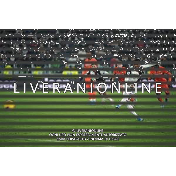 Torino 15.01.2020 Stadio Allianz Stadium ©Alessandro Falzone/Agenzia Aldo Liverani 15.01.2020 Ottavi di Coppa Italia Juventus vs Udinese 2019-20120 Nella foto : il gol su rigore douglas costa © / AGENZIA ALDO LIVERANI SAS