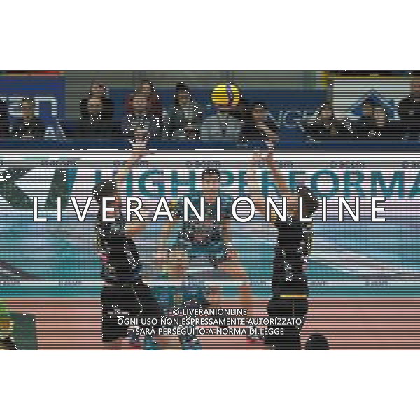 Campionato di Volley Superlega Serie A 2019/2020 Verona, Italia 16/01/2020 Calzedonia Verona - Sir Safety Perugia Nella foto: Primo tempo di Luca Spirito (13) Calzedonia Verona per Enrico Cester (12) Calzedonia Verona ©LM/Roberto Tommasini / AGENZIA ALDO LIVERANI SAS