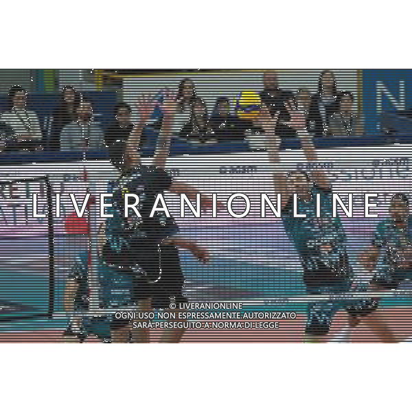 Campionato di Volley Superlega Serie A 2019/2020 Verona, Italia 16/01/2020 Calzedonia Verona - Sir Safety Perugia Nella foto: Muro Sir safety Conad Perugia su attacco di Stephen Boyer (9) Calzedonia Verona ©LM/Roberto Tommasini / AGENZIA ALDO LIVERANI SAS