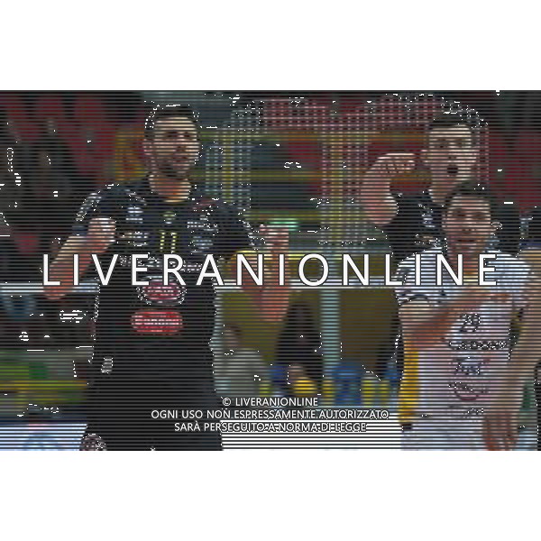 Campionato di Volley Superlega Serie A 2019/2020 Verona, Italia 16/01/2020 Calzedonia Verona - Sir Safety Perugia Nella foto: Esultanza di Sebastian Sole (11) Calzedonia Verona - Federico Bonami (29) Calzedonia Verona - Asparuh Asparuhow (8) Calzedonia Verona ©LM/Roberto Tommasini / AGENZIA ALDO LIVERANI SAS