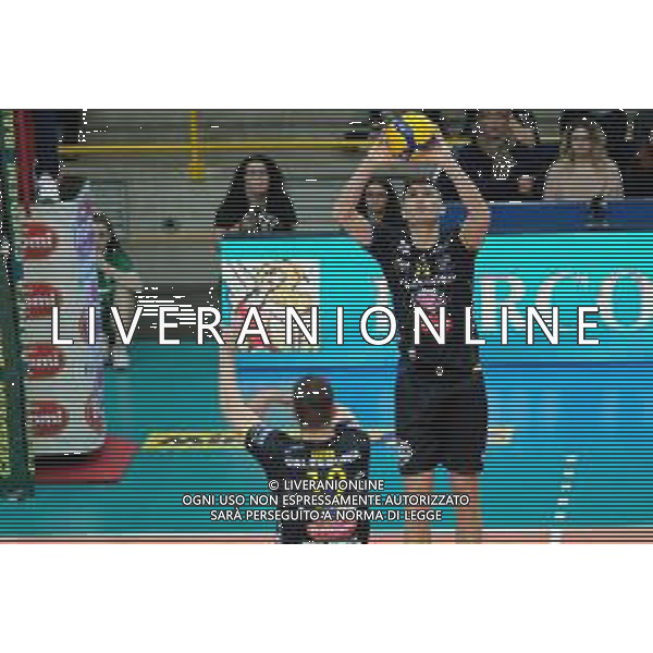 Campionato di Volley Superlega Serie A 2019/2020 Verona, Italia 16/01/2020 Calzedonia Verona - Sir Safety Perugia Nella foto: Luca Spirito (13) Calzedonia Verona in palleggio. ©LM/Roberto Tommasini / AGENZIA ALDO LIVERANI SAS