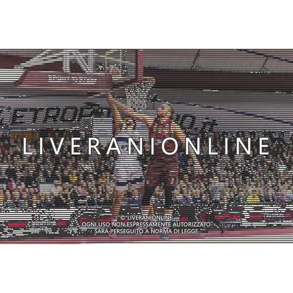 Campionato di Basket Serie A 2019/2020 Venezia, Italia 18/01/2020 Umana Reyer Venezia-Fortitudo Bologna Nella foto: Stefano Tonut (Umana Reyer Venezia) riesce ad evitare il canestro di Kassius Robertson (Pompea Fortitudo Bologna) FOTO MATTIA RADONI-ALESSIO MARINI-AG ALDO LIVERANI SAS