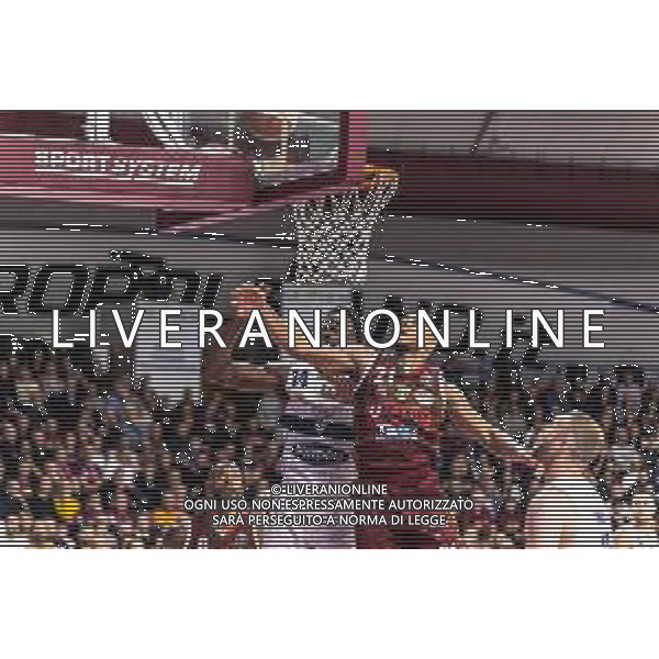 Campionato di Basket Serie A 2019/2020 Venezia, Italia 18/01/2020 Umana Reyer Venezia-Fortitudo Bologna Nella foto: IL canestro di Henry Sims (Pompea Fortitudo Bologna) in azione con Jeremy Chappell (Umana Reyer Venezia) FOTO MATTIA RADONI-ALESSIO MARINI-AG ALDO LIVERANI SAS