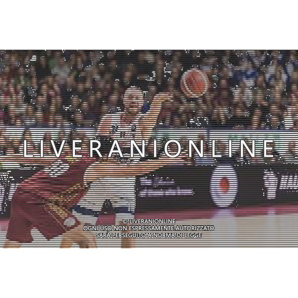Campionato di Basket Serie A 2019/2020 Venezia, Italia 18/01/2020 Umana Reyer Venezia-Fortitudo Bologna Nella foto: Il passaggio di Maarten Leunen (Pompea Fortitudo Bologna) contrastato da Mitchell Watt (Umana Reyer Venezia) FOTO MATTIA RADONI-ALESSIO MARINI-AG ALDO LIVERANI SAS