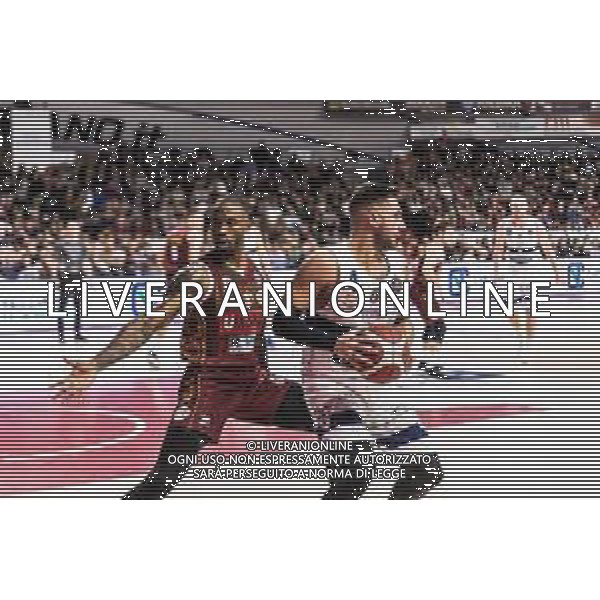Campionato di Basket Serie A 2019/2020 Venezia, Italia 18/01/2020 Umana Reyer Venezia-Fortitudo Bologna Nella foto: Pietro Aradori (Pompea Fortitudo Bologna) in azione con Ike Udanoh (Umana Reyer Venezia) FOTO MATTIA RADONI-ALESSIO MARINI-AG ALDO LIVERANI SAS