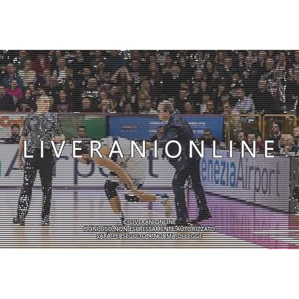 Campionato di Basket Serie A 2019/2020 Venezia, Italia 18/01/2020 Umana Reyer Venezia-Fortitudo Bologna Nella foto: L\'allenatore dell\'Umana Reyer Venezia Walter De Raffaele aiuta Stefano Mancinelli (Pompea Fortitudo Bologna) a rialzarsi da terra FOTO MATTIA RADONI-ALESSIO MARINI-AG ALDO LIVERANI SAS