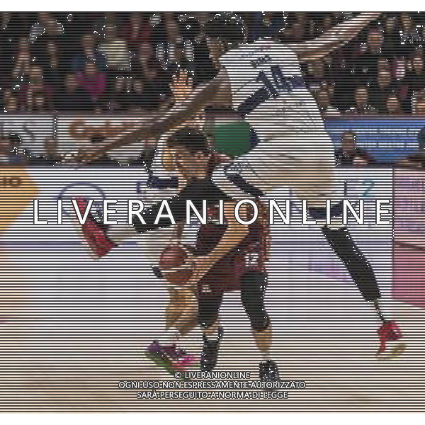 Campionato di Basket Serie A 2019/2020 Venezia, Italia 18/01/2020 Umana Reyer Venezia-Fortitudo Bologna Nella foto: Il fallo di Henry Sims (Pompea Fortitudo Bologna) ai danni di Ariel Filloy (Umana Reyer Venezia) FOTO MATTIA RADONI-ALESSIO MARINI-AG ALDO LIVERANI SAS