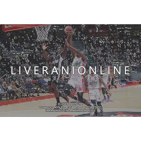 Campionato di Basket Serie A 2019/2020 Bologna, Italia 19/01/2020 Segafredo Virtus Bologna vs OriOra Pistoia Nella foto: Frank Gaines (Virtus Segafredo Bologna) a canestro contrastato da Carl Wheatle (Oriora Pistoia) (des.) FOTO MICHELE NUCCI-ALESSIO MARINI-AG ALDO LIVERANI SAS