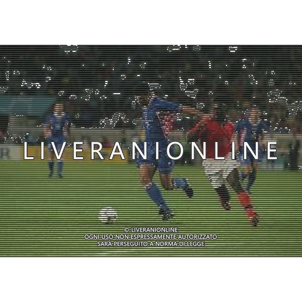 RETROSPETTIVA ASANOVIC ALJOSA CALCIATORE NELLA FOTO ASANOVIC ALJOSA CON LA MAGLIA DELLA NAZIONALE DELLA CROAZIA AI MONDIALI FRANCIA 1998 E CLARENCE SEEDORF AG ALDO LIVERANI SAS