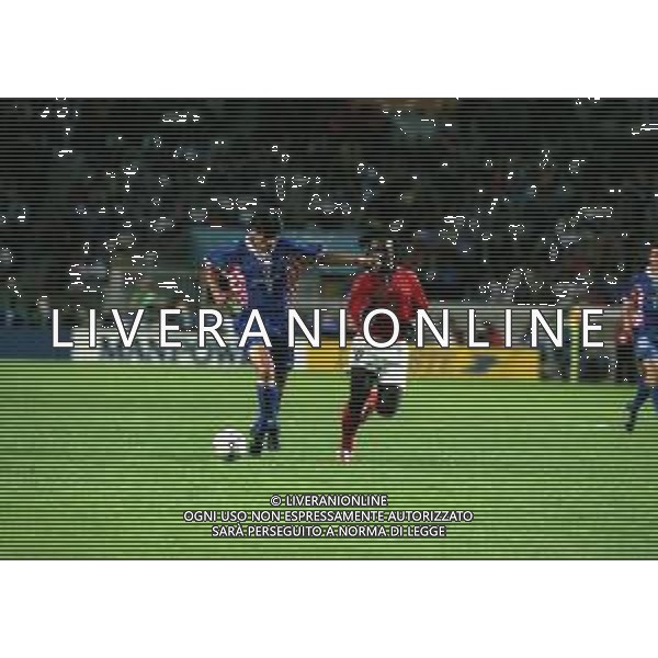 RETROSPETTIVA ASANOVIC ALJOSA CALCIATORE NELLA FOTO ASANOVIC ALJOSA CON LA MAGLIA DELLA NAZIONALE DELLA CROAZIA AI MONDIALI FRANCIA 1998 E CLARENCE SEEDORF AG ALDO LIVERANI SAS