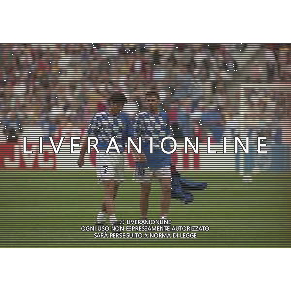 RETROSPETTIVA ASANOVIC ALJOSA CALCIATORE NELLA FOTO ASANOVIC ALJOSA CON LA MAGLIA DELLA NAZIONALE DELLA CROAZIA AI MONDIALI FRANCIA 1998 CON ZVONIMIR BOBAN AG ALDO LIVERANI SAS