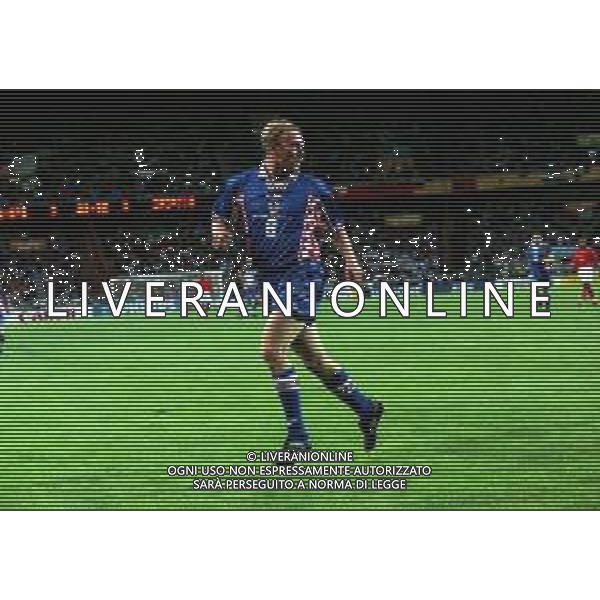 RETROSPETTIVA ROBERT PROSINESKY CALCIATORE NELLA FOTO ROBERT PROSINESKY CON LA MAGLIA DELLA NAZIONALE DELLA CROAZIA AI MONDIALI DI CALCIO FRANCIA 1998 AG ALDO LIVERANI SAS  