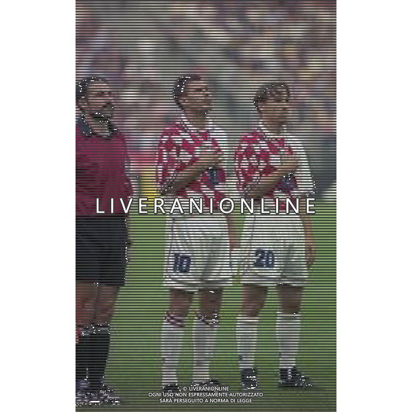 RETROSPETTIVA DARIO SIMIC CALCIATORE NELLA FOTO DARIO SIMIC CON LA MAGLIA DELLA NAZIONALE DELLA CROAZIA AI MONDIALI DI CALCIO FRANCIA 1998 CON ZVONIMIR BOBAN  AG ALDO LIVERANI SAS