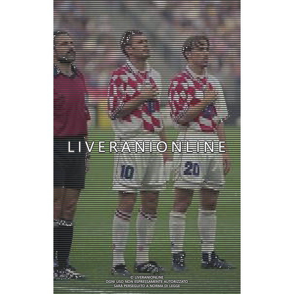 RETROSPETTIVA ZVONIMIR BOBAN CALCIATORE NELLA FOTO VLAOVIC GORAN CON LA MAGLIA DELLA NAZIONALE DELLA CROAZIA AI MONDIALI DI CALCIO FRANCIA 1998 CON DARIO SIMIC AG ALDO LIVERANI SAS 