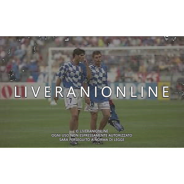 RETROSPETTIVA ZVONIMIR BOBAN CALCIATORE NELLA FOTO VLAOVIC GORAN CON LA MAGLIA DELLA NAZIONALE DELLA CROAZIA AI MONDIALI DI CALCIO FRANCIA 1998 CON ASANOVIC ALJOSA AG ALDO LIVERANI SAS 