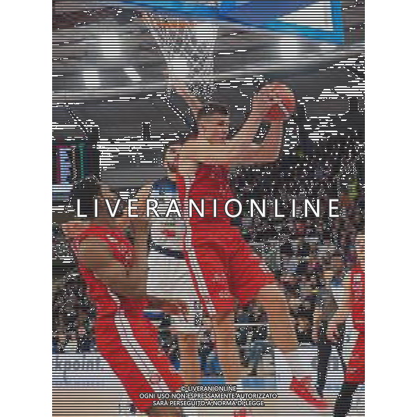 Campionato di Basket Serie A 2019/2020 Brescia, Italia 19/01/2020 Germani Basket Brescia vs AX Armani Exchange Olimpia Milano Nella foto: Tarczewski della AX Armani Exchange Olimpia Milano a rimbalzo ostacolato da Cain della Leonessa Germani Brescia FOTO SAVINO PAOLELLA-ALESSIO MARINI-AG ALDO LIVERANI SAS
