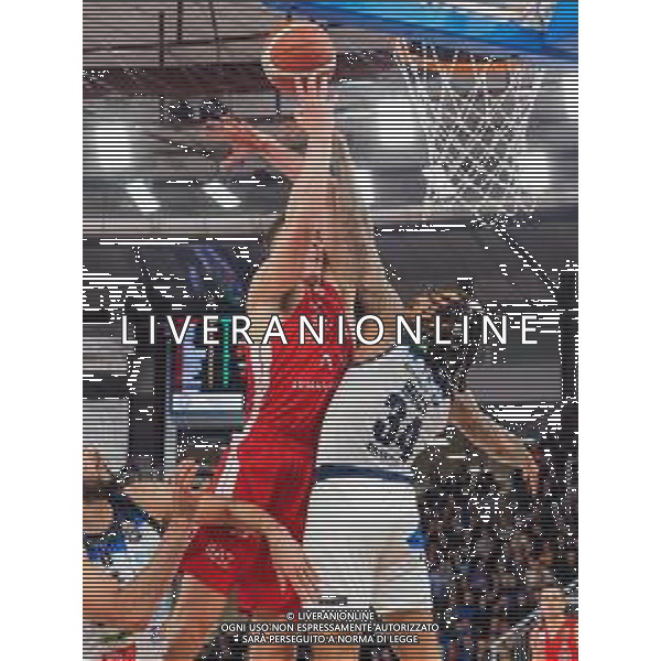 Campionato di Basket Serie A 2019/2020 Brescia, Italia 19/01/2020 Germani Basket Brescia vs AX Armani Exchange Olimpia Milano Nella foto: Tarczewski della AX Armani Exchange Olimpia Milano fermato fallosamente da David Moss della Leonessa Germani Brescia FOTO SAVINO PAOLELLA-ALESSIO MARINI-AG ALDO LIVERANI SAS