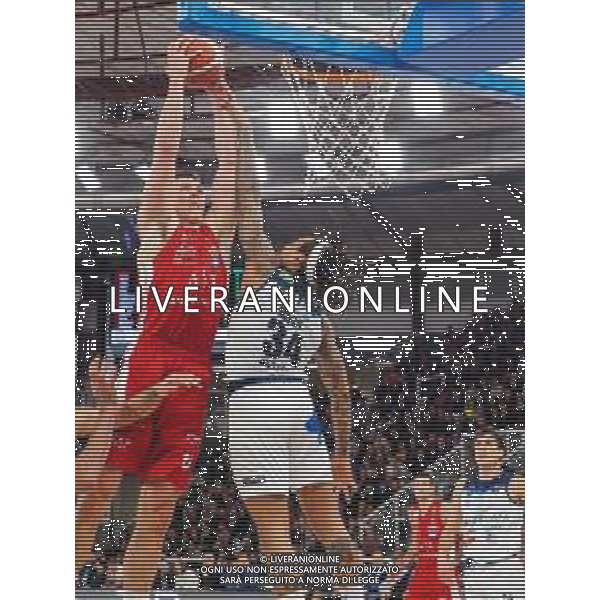 Campionato di Basket Serie A 2019/2020 Brescia, Italia 19/01/2020 Germani Basket Brescia vs AX Armani Exchange Olimpia Milano Nella foto: Tarczewski della AX Armani Exchange Olimpia Milano fermato fallosamente da David Moss della Leonessa Germani Brescia FOTO SAVINO PAOLELLA-ALESSIO MARINI-AG ALDO LIVERANI SAS