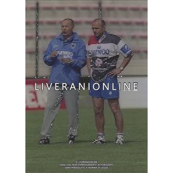 1998-1999 ALLENAMENTO SAMPDORIA NELLA FOTO LUCIANO SPALLETTI ALLENATORE SAMPDORIA CALCIO CON PIETRO BATTARA PREPARATORE PORTIERI AG ALDO LIVERANI
