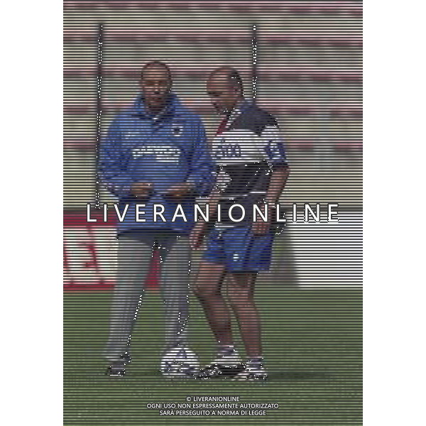 1998-1999 ALLENAMENTO SAMPDORIA NELLA FOTO LUCIANO SPALLETTI ALLENATORE SAMPDORIA CALCIO CON PIETRO BATTARA PREPARATORE PORTIERI AG ALDO LIVERANI