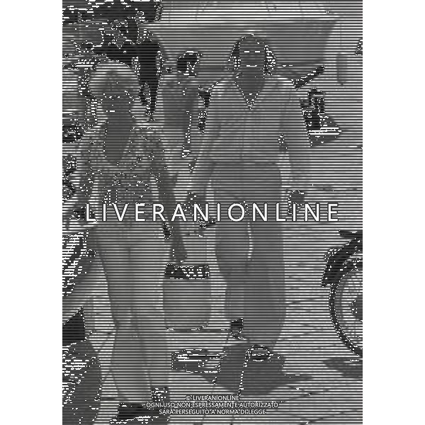 RETROSPETTIVA GUNTER NETZER CALCIATORE NELLA FOTO GUNTER NETZER AL MARE NELL\'ANNO 1973 A PORTO ROTONDO AG ALDO LIVERANI SAS
