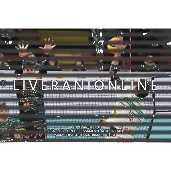 Coppa Italia di Volley 2019/2020 Perugia, Italia 22/01/2020 Quarti di finale - Sir Safety Conad Perugia vs Kioene Padova Nella foto: hernandez ramos fernando (n.19 schiacciatore kioene padova) schiaccia filippo lanza (n.10 schiacciatore sir safety conad perugia) a muro FOTO LORIS CERQUIGLINI-ALESSIO MARINI-AG ALDO LIVERANI SAS