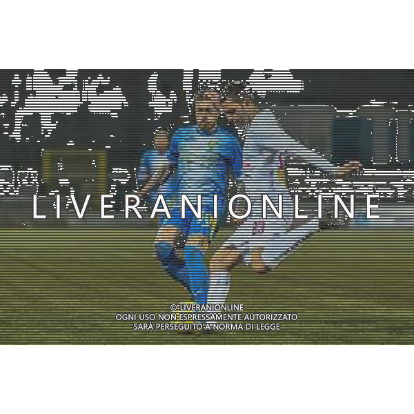 Campionato di Calcio Serie C - Lega Pro 2019/2020 Carrara, Italia 22/01/2020 Carrarese vs Pontedera Nella foto: Pietro Visconti (P) calcia contrastato da Nicola Valente (C) FOOT FABIO FAGIOLINI-ALESSIO MARINI-AG ALDO LIVERANI SAS