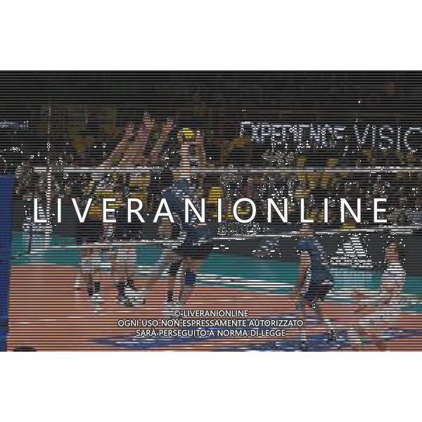 Coppa Italia di Volley 2019/2020 Modena, Italia 22/01/2020 Quarti di finale - Leo Shoes Modena vs Consar Ravenna Nella foto: Attacco di Daniele Lavia (15) (Consar Ravenna) e muro a tre di Modena FOTO DANIELE NICLI-ALESSIO MARINI-AG ALDO LIVERANI SAS