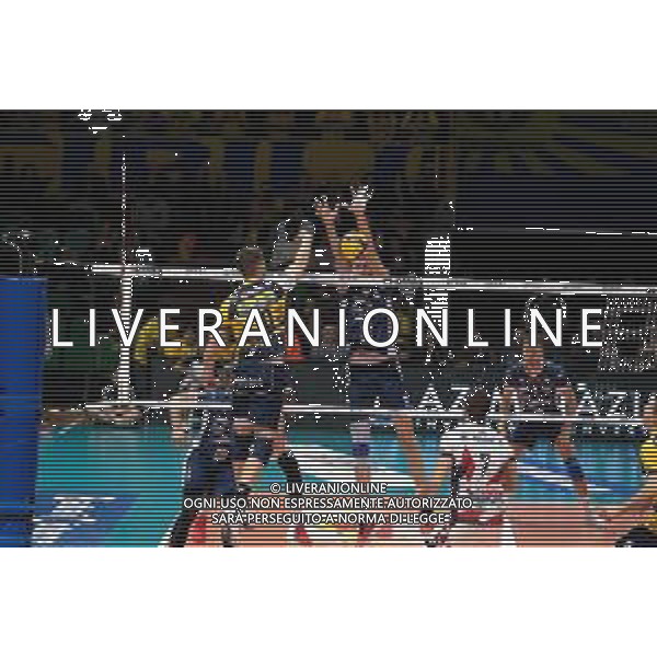 Coppa Italia di Volley 2019/2020 Modena, Italia 22/01/2020 Quarti di finale - Leo Shoes Modena vs Consar Ravenna Nella foto: Schiacciata di Bartosz Bednorz (10) (Leo Shoes Modena) e muro di Aleks Grozdanov (11) (Consar Ravenna) FOTO DANIELE NICLI-ALESSIO MARINI-AG ALDO LIVERANI SAS