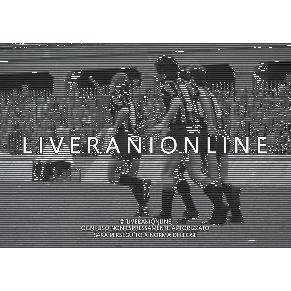 01-05-1974 MILANO COPPA ITALIA SEMIFINALI INTER -MILAN 2-1 NELLA FOTO DOPO GOAL INTER ABBRACCI GIOCATORI AG ALDO LIVERANI SAS