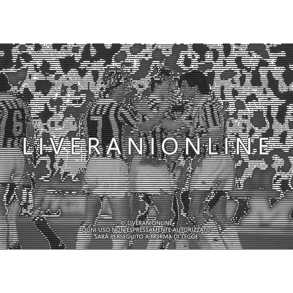26-10-1988 TORINO SEDICESIMI DI FINALE DI COPPA UEFA JUVENTUS ATLETIC BILBAO 5-1 NELLA FOTO ABBRACCI GIOCATORI JUVENTUS DOPO IL GOAL AG ALDO LIVERANI SAS