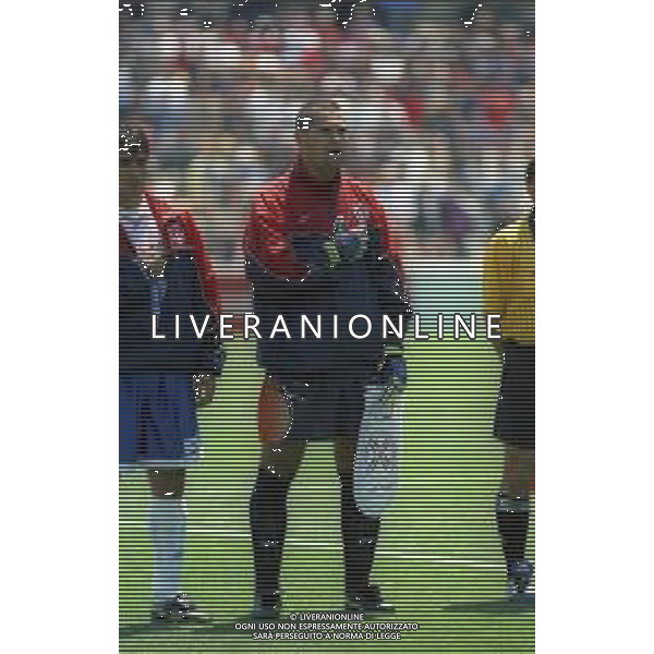 RETROSPETTIVA JOSE LUIS CHILAVERT CALCIATORE NELLA FOTO JOSE LUIS CHILAVERT CON LA MAGLIA DELLA NAZIONALE DEL PARAGUAY AI MONDIALI DI CALCIO FRANCIA 1998 AG ALDO LIVERANI SAS
