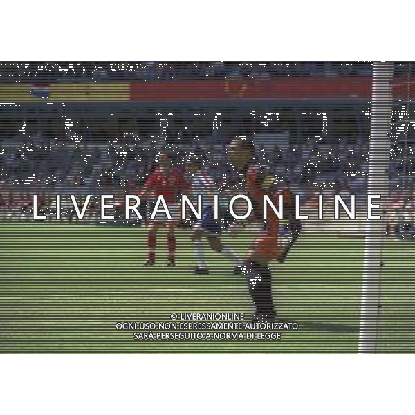RETROSPETTIVA JOSE LUIS CHILAVERT CALCIATORE NELLA FOTO JOSE LUIS CHILAVERT CON LA MAGLIA DELLA NAZIONALE DEL PARAGUAY AI MONDIALI DI CALCIO FRANCIA 1998 AG ALDO LIVERANI SAS