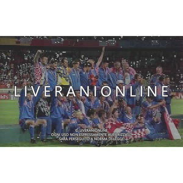 MONDIALI FRANCIA 1998 PREMIAZIONE DELLA NAZIONALE DELLA CROAZIA 3 CLASSIFICATA NELLA FOTO I GIOCATORI DELLA NAZIONALE DELLA CROAZIA FESTEGGIANO LA CONQUISTA DEL 3 POSTO AI MONDIALI FRANCIA 1998 AG ALDO LIVERANI SAS