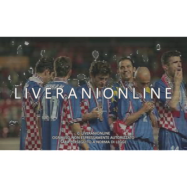 MONDIALI FRANCIA 1998 PREMIAZIONE DELLA NAZIONALE DELLA CROAZIA 3 CLASSIFICATA NELLA FOTO I GIOCATORI DELLA NAZIONALE DELLA CROAZIA FESTEGGIANO LA CONQUISTA DEL 3 POSTO AI MONDIALI FRANCIA 1998 AG ALDO LIVERANI SAS