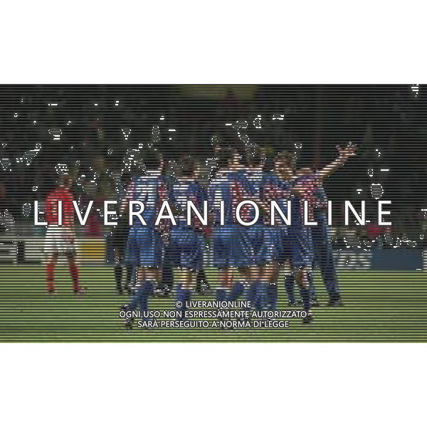 MONDIALI FRANCIA 1998 PREMIAZIONE DELLA NAZIONALE DELLA CROAZIA 3 CLASSIFICATA NELLA FOTO I GIOCATORI DELLA NAZIONALE DELLA CROAZIA FESTEGGIANO LA CONQUISTA DEL 3 POSTO AI MONDIALI FRANCIA 1998 AG ALDO LIVERANI SAS