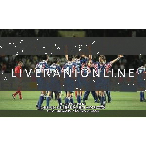 MONDIALI FRANCIA 1998 PREMIAZIONE DELLA NAZIONALE DELLA CROAZIA 3 CLASSIFICATA NELLA FOTO I GIOCATORI DELLA NAZIONALE DELLA CROAZIA FESTEGGIANO LA CONQUISTA DEL 3 POSTO AI MONDIALI FRANCIA 1998 AG ALDO LIVERANI SAS