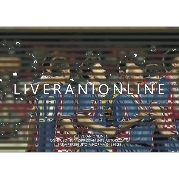 MONDIALI FRANCIA 1998 PREMIAZIONE DELLA NAZIONALE DELLA CROAZIA 3 CLASSIFICATA NELLA FOTO I GIOCATORI DELLA NAZIONALE DELLA CROAZIA FESTEGGIANO LA CONQUISTA DEL 3 POSTO AI MONDIALI FRANCIA 1998 AG ALDO LIVERANI SAS