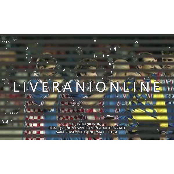 MONDIALI FRANCIA 1998 PREMIAZIONE DELLA NAZIONALE DELLA CROAZIA 3 CLASSIFICATA NELLA FOTO I GIOCATORI DELLA NAZIONALE DELLA CROAZIA FESTEGGIANO LA CONQUISTA DEL 3 POSTO AI MONDIALI FRANCIA 1998 AG ALDO LIVERANI SAS