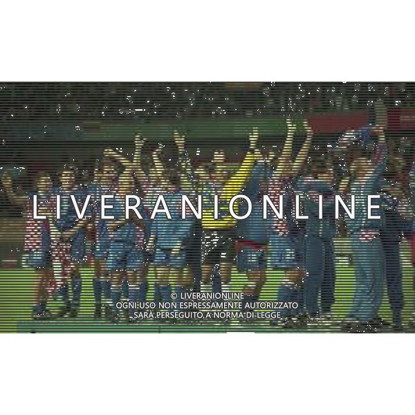MONDIALI FRANCIA 1998 PREMIAZIONE DELLA NAZIONALE DELLA CROAZIA 3 CLASSIFICATA NELLA FOTO I GIOCATORI DELLA NAZIONALE DELLA CROAZIA FESTEGGIANO LA CONQUISTA DEL 3 POSTO AI MONDIALI FRANCIA 1998 AG ALDO LIVERANI SAS