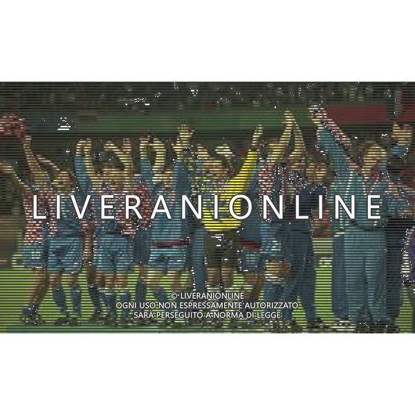 MONDIALI FRANCIA 1998 PREMIAZIONE DELLA NAZIONALE DELLA CROAZIA 3 CLASSIFICATA NELLA FOTO I GIOCATORI DELLA NAZIONALE DELLA CROAZIA FESTEGGIANO LA CONQUISTA DEL 3 POSTO AI MONDIALI FRANCIA 1998 AG ALDO LIVERANI SAS