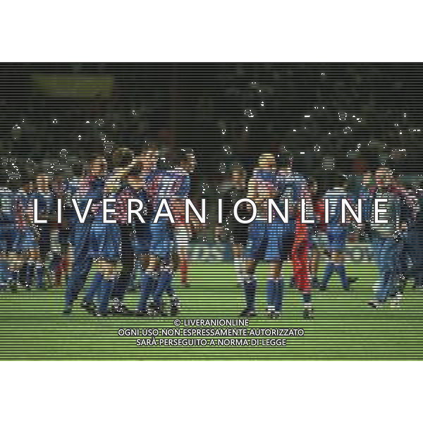 MONDIALI FRANCIA 1998 PREMIAZIONE DELLA NAZIONALE DELLA CROAZIA 3 CLASSIFICATA NELLA FOTO I GIOCATORI DELLA NAZIONALE DELLA CROAZIA FESTEGGIANO LA CONQUISTA DEL 3 POSTO AI MONDIALI FRANCIA 1998 AG ALDO LIVERANI SAS