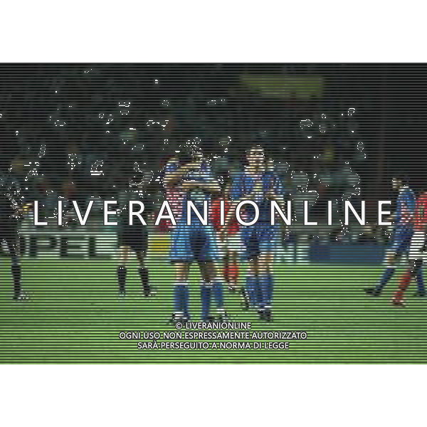 MONDIALI FRANCIA 1998 PREMIAZIONE DELLA NAZIONALE DELLA CROAZIA 3 CLASSIFICATA NELLA FOTO I GIOCATORI DELLA NAZIONALE DELLA CROAZIA FESTEGGIANO LA CONQUISTA DEL 3 POSTO AI MONDIALI FRANCIA 1998 AG ALDO LIVERANI SAS