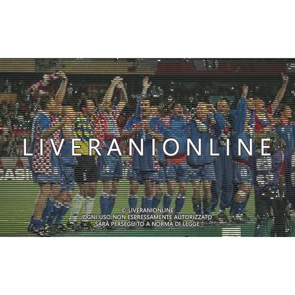 MONDIALI FRANCIA 1998 PREMIAZIONE DELLA NAZIONALE DELLA CROAZIA 3 CLASSIFICATA NELLA FOTO I GIOCATORI DELLA NAZIONALE DELLA CROAZIA FESTEGGIANO LA CONQUISTA DEL 3 POSTO AI MONDIALI FRANCIA 1998 AG ALDO LIVERANI SAS