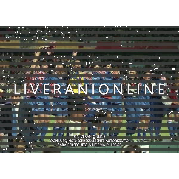 MONDIALI FRANCIA 1998 PREMIAZIONE DELLA NAZIONALE DELLA CROAZIA 3 CLASSIFICATA NELLA FOTO I GIOCATORI DELLA NAZIONALE DELLA CROAZIA FESTEGGIANO LA CONQUISTA DEL 3 POSTO AI MONDIALI FRANCIA 1998 AG ALDO LIVERANI SAS