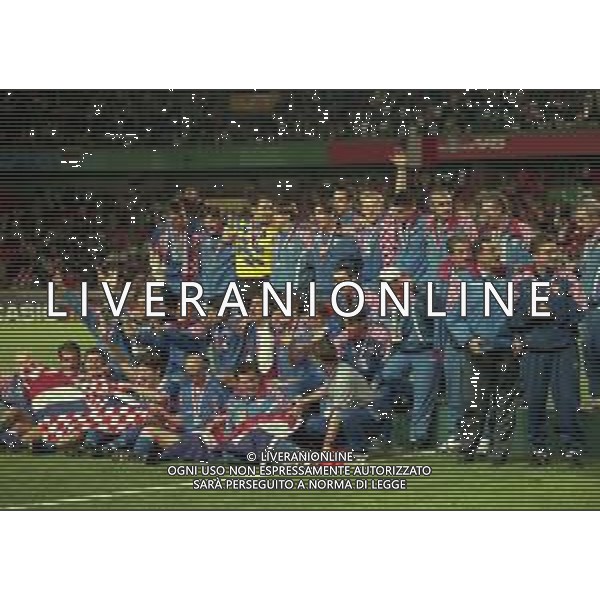 MONDIALI FRANCIA 1998 PREMIAZIONE DELLA NAZIONALE DELLA CROAZIA 3 CLASSIFICATA NELLA FOTO I GIOCATORI DELLA NAZIONALE DELLA CROAZIA FESTEGGIANO LA CONQUISTA DEL 3 POSTO AI MONDIALI FRANCIA 1998 AG ALDO LIVERANI SAS