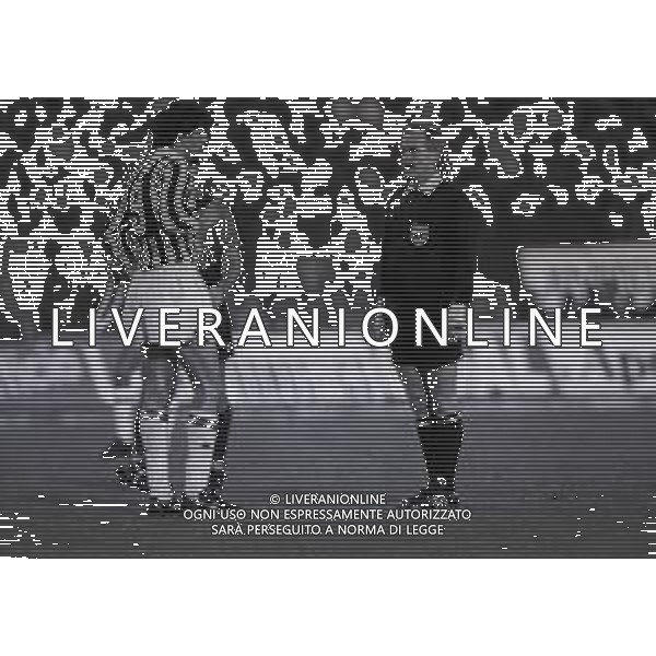 07-12-1988 TORINO OTTAVI DI FINALE DI COPPA UEFA RITORNO JUVENTUS RFC LIEGI 1-0 NELLA FOTO ARBITRO ADOLF PROKOP-ALESSANDRO ALTOBELLI AG ALDO LIVERANI SAS