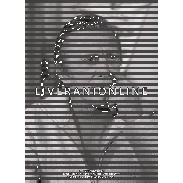 RETROSPETTIVA KIRK DOUGLAS ATTORE NELLA FOTO KIRK DOUGLAS IN CONFERENZA A MILANO A TERRAZZA MARTINI NELL\'ANNO 1977 AG ALDO LIVERANI SAS